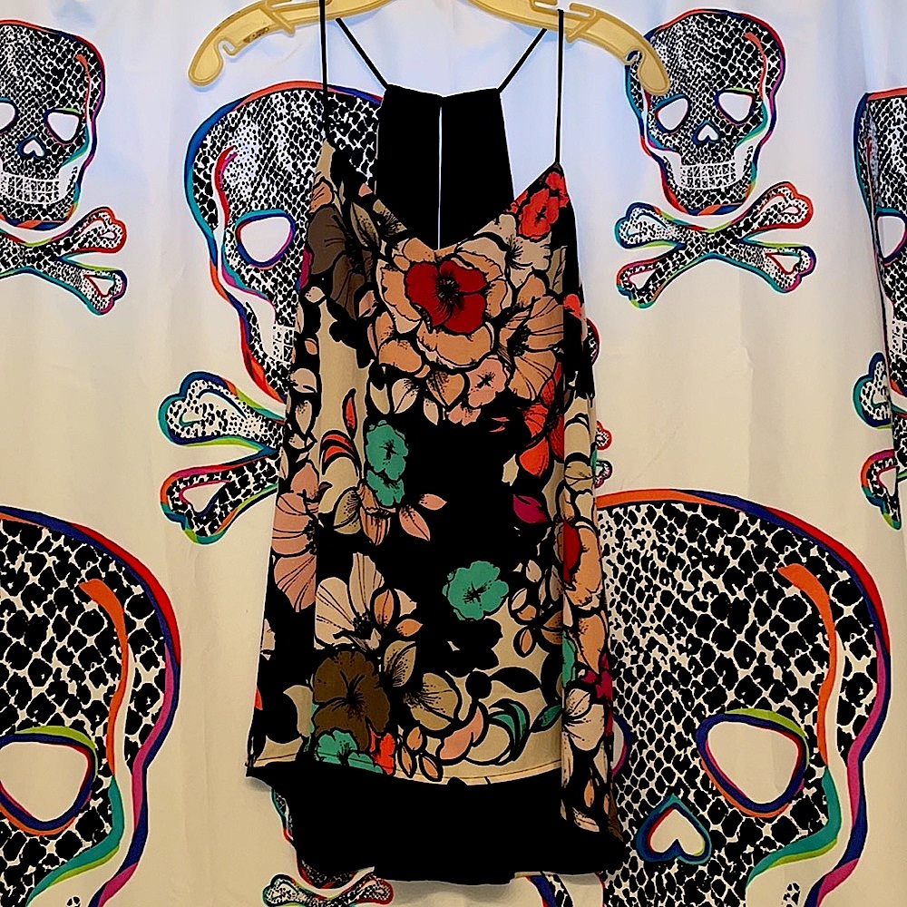 2 looks in 1! Reversible floral to black flowy  tank top